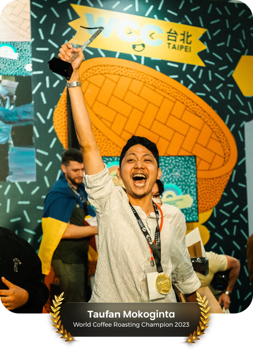 Taufan Mokoginta holding a trophy